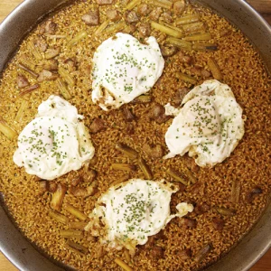 Arroz de lomo, huevo frito y ajetes
